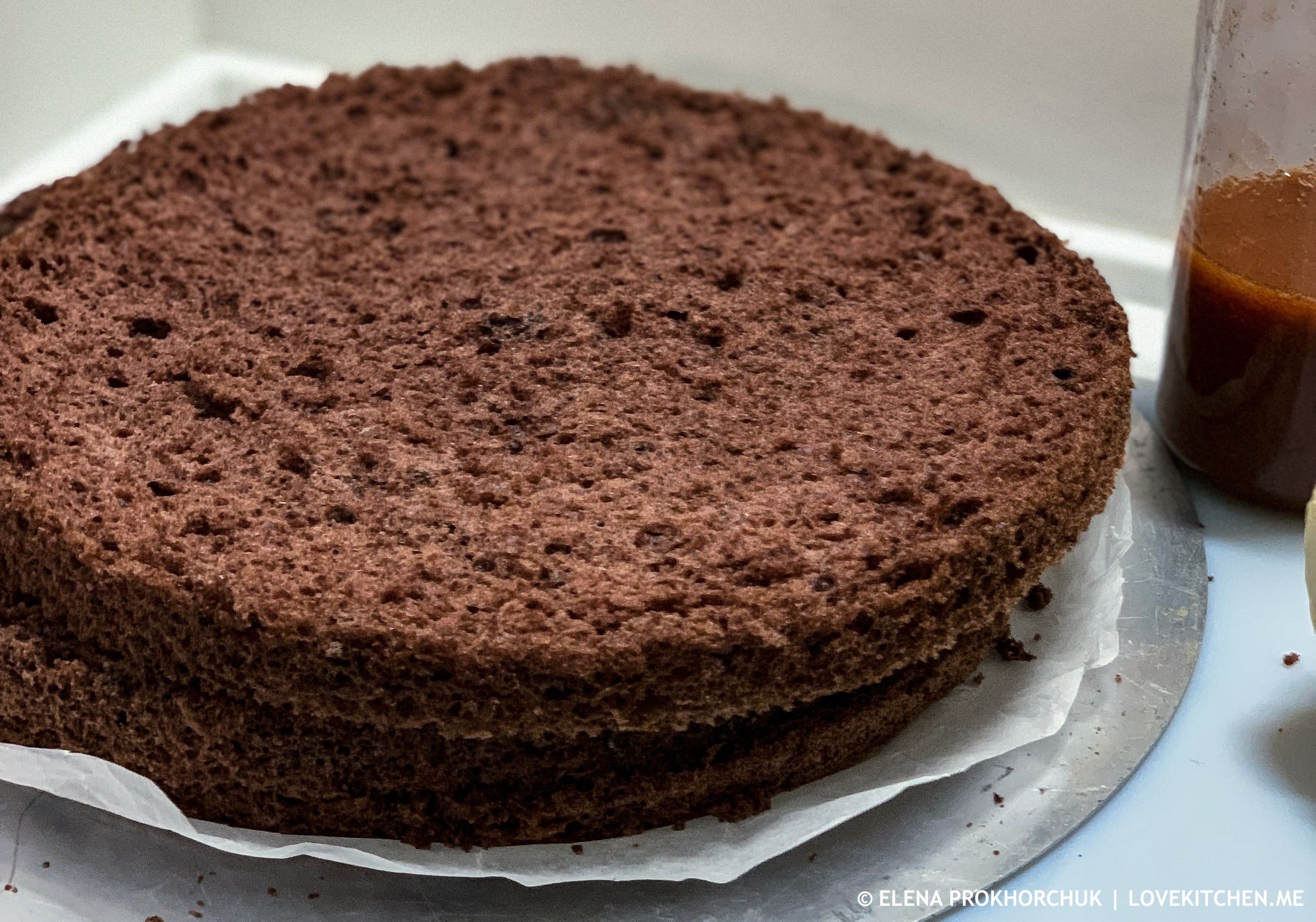 Воздушный шоколадный бисквит. Бисквит с какао. Шоколадный бисквит для торта пышный. Пышный шоколадный бисквитный торт.