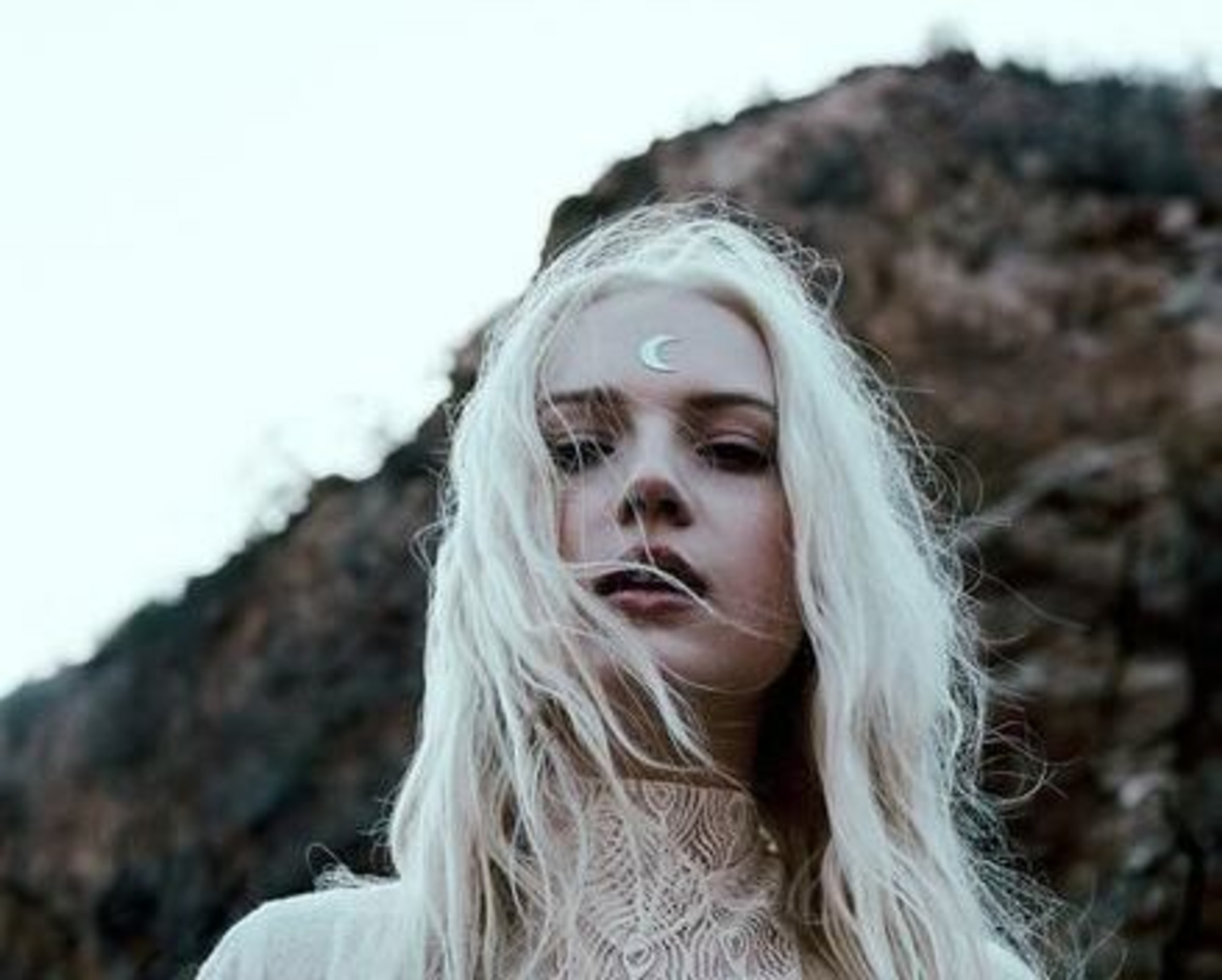 Белая магия. Славянская колдунья. Светлая ведьма. Свечи ведьмы. Магия белой ведьмы.