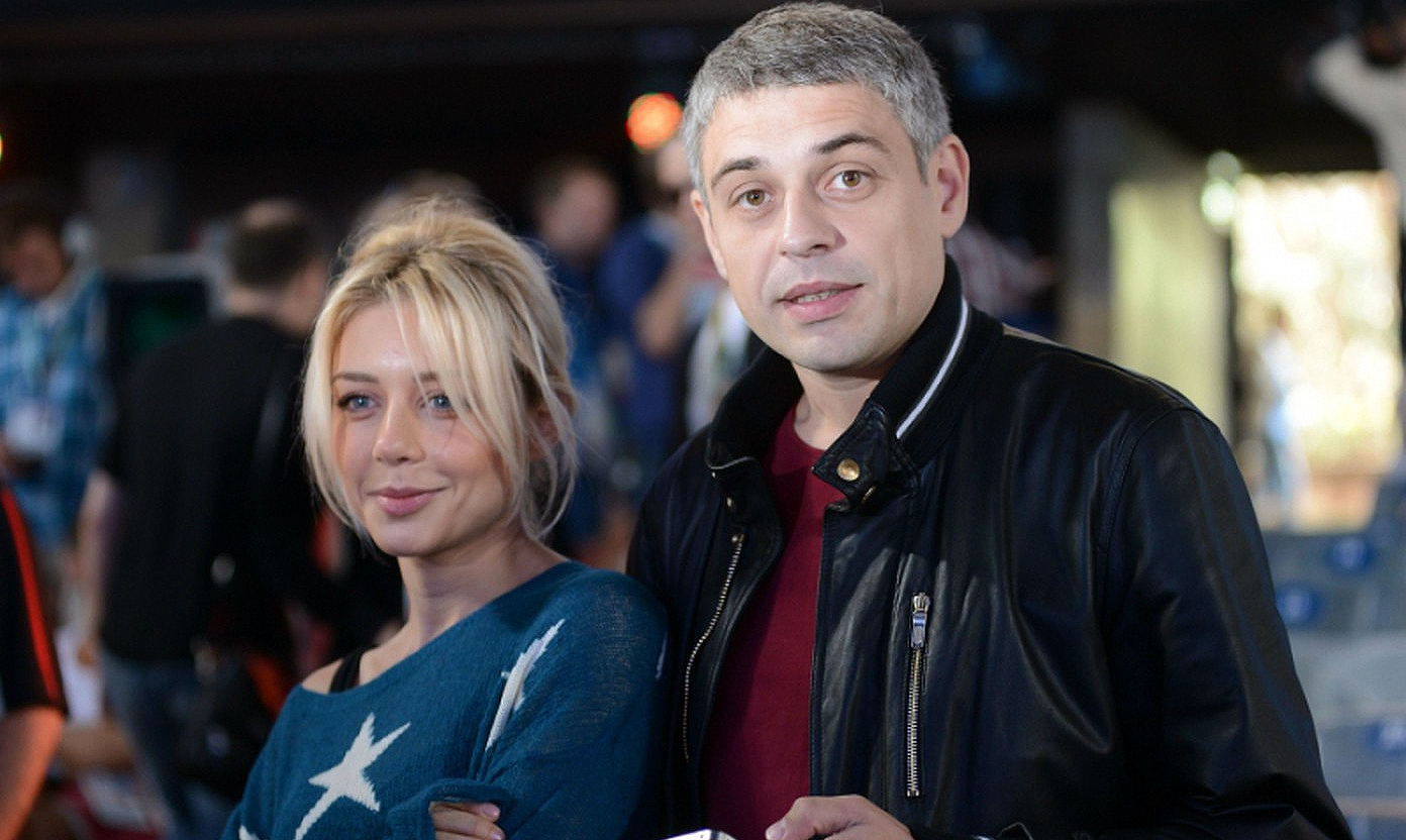 Кәрі ханымдар аяқтарын жайып, мыжылған кискаларының фотосын көрсетеді