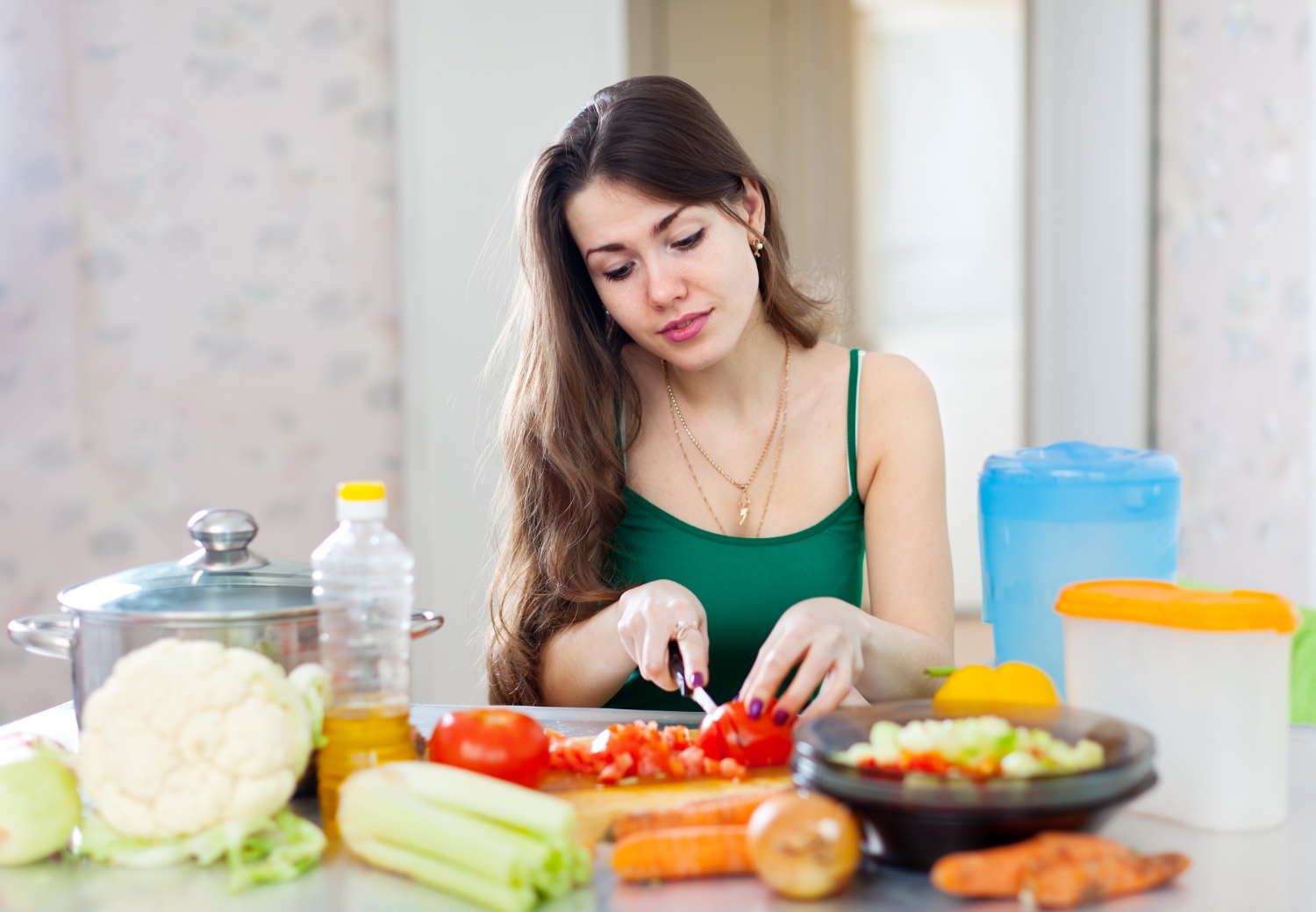 Похудеть не ужиная. Готовка на кухне. Готовит салат. Что готовить на ужин. Женщина режет овощи.