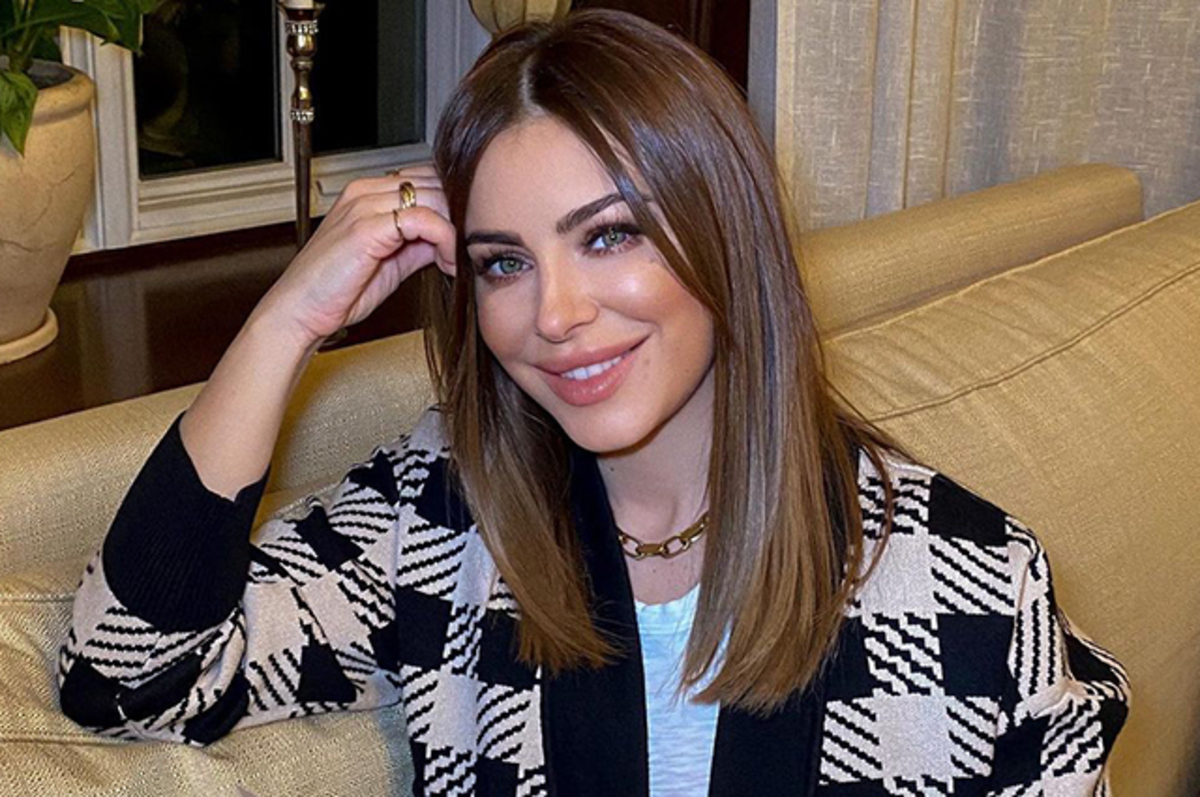 Қаншық шешінетін видео