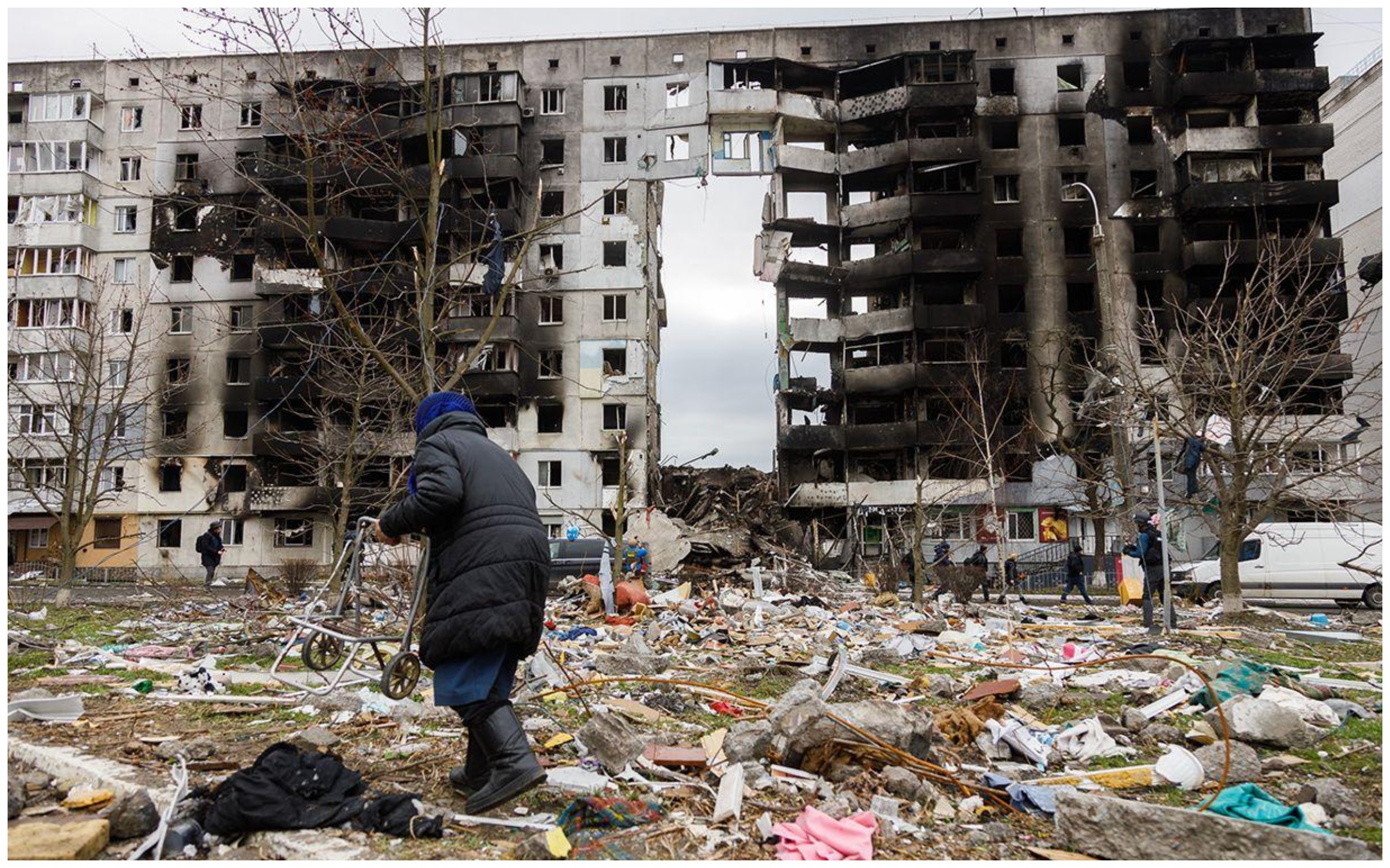 Украинские военные. Украинский флаг на земле валяется. Демонстрации в поддержку украины в германии. Политический кризис на украине. Обвал дома.